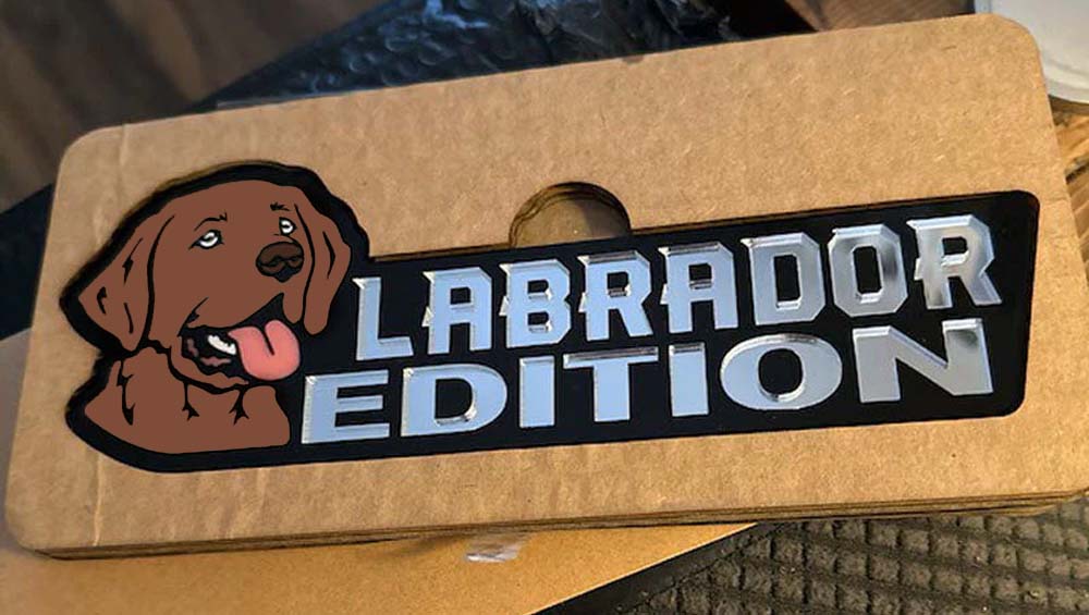 Chocolate Labrador Auto Badge Autoembleem