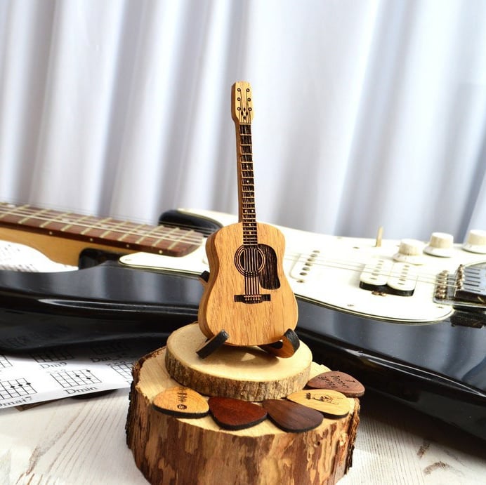 🔥Zomer uitverkoop!🔥 Handgemaakte Houten Plectrumdoos voor Gitaar met Standaard