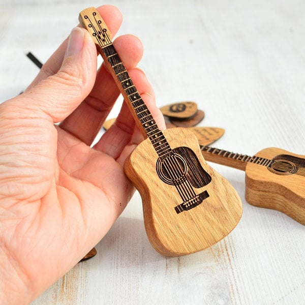 🔥Zomer uitverkoop!🔥 Handgemaakte Houten Plectrumdoos voor Gitaar met Standaard