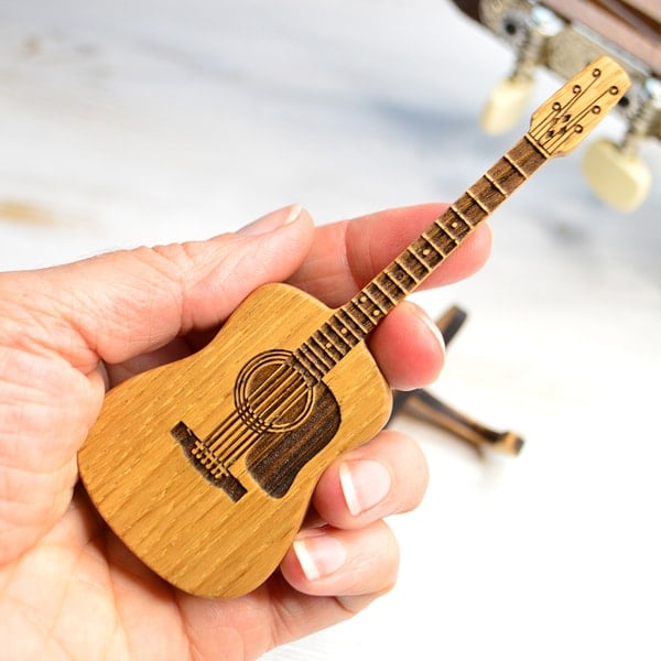 🔥Zomer uitverkoop!🔥 Handgemaakte Houten Plectrumdoos voor Gitaar met Standaard