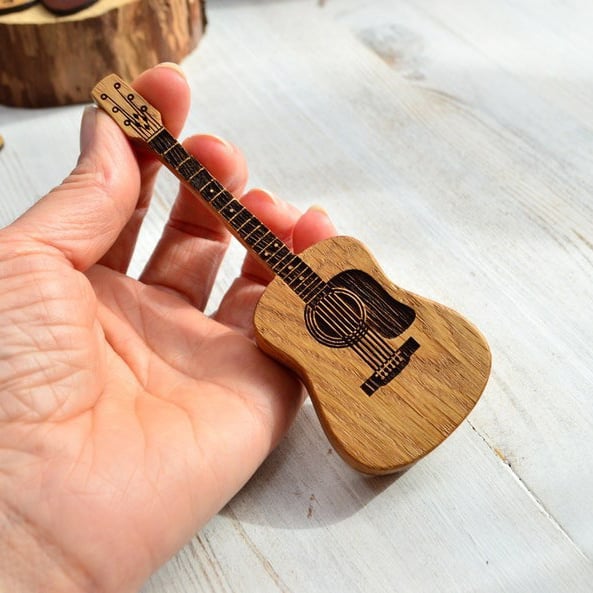 🔥Zomer uitverkoop!🔥 Handgemaakte Houten Plectrumdoos voor Gitaar met Standaard